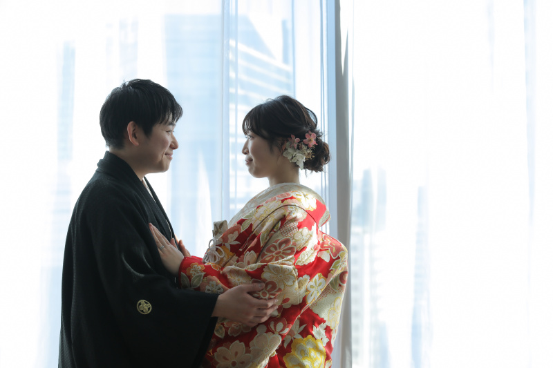 窓を背景にして。