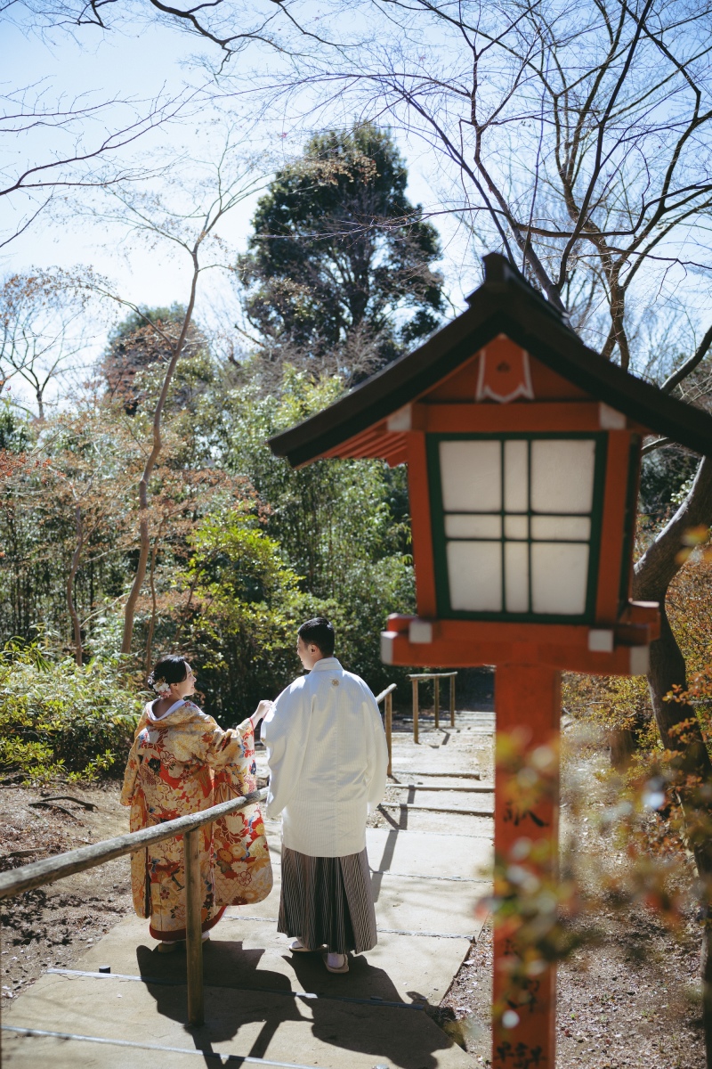 広い敷地を歩きながら