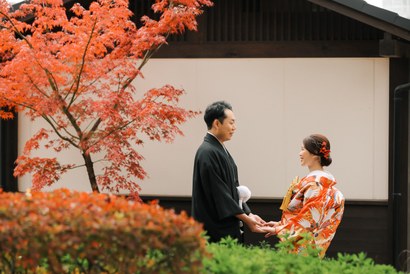 手を取り合って