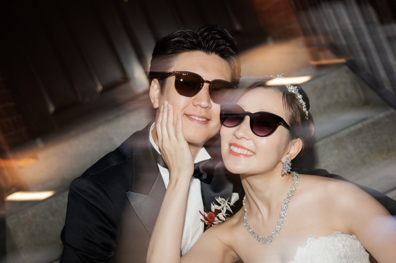 サングラスをかけて