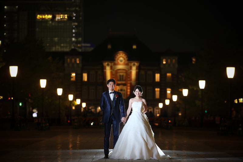 ライトアップした駅舎前で