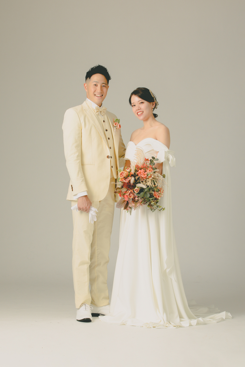 まずはウェディングドレスでフォーマルなお姿から