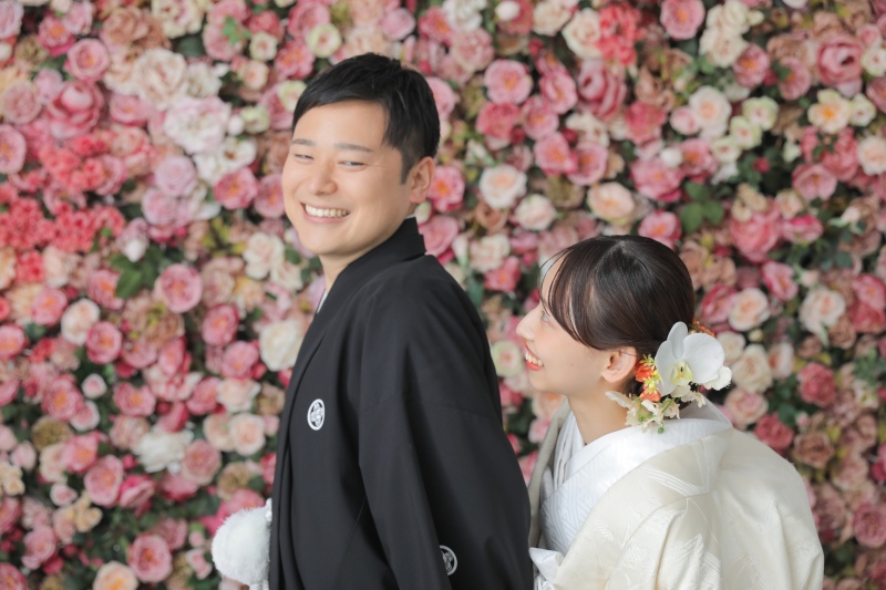 たくさんの新婦様に選ばれるピンクの花壁