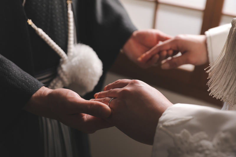 指輪の手元カット。