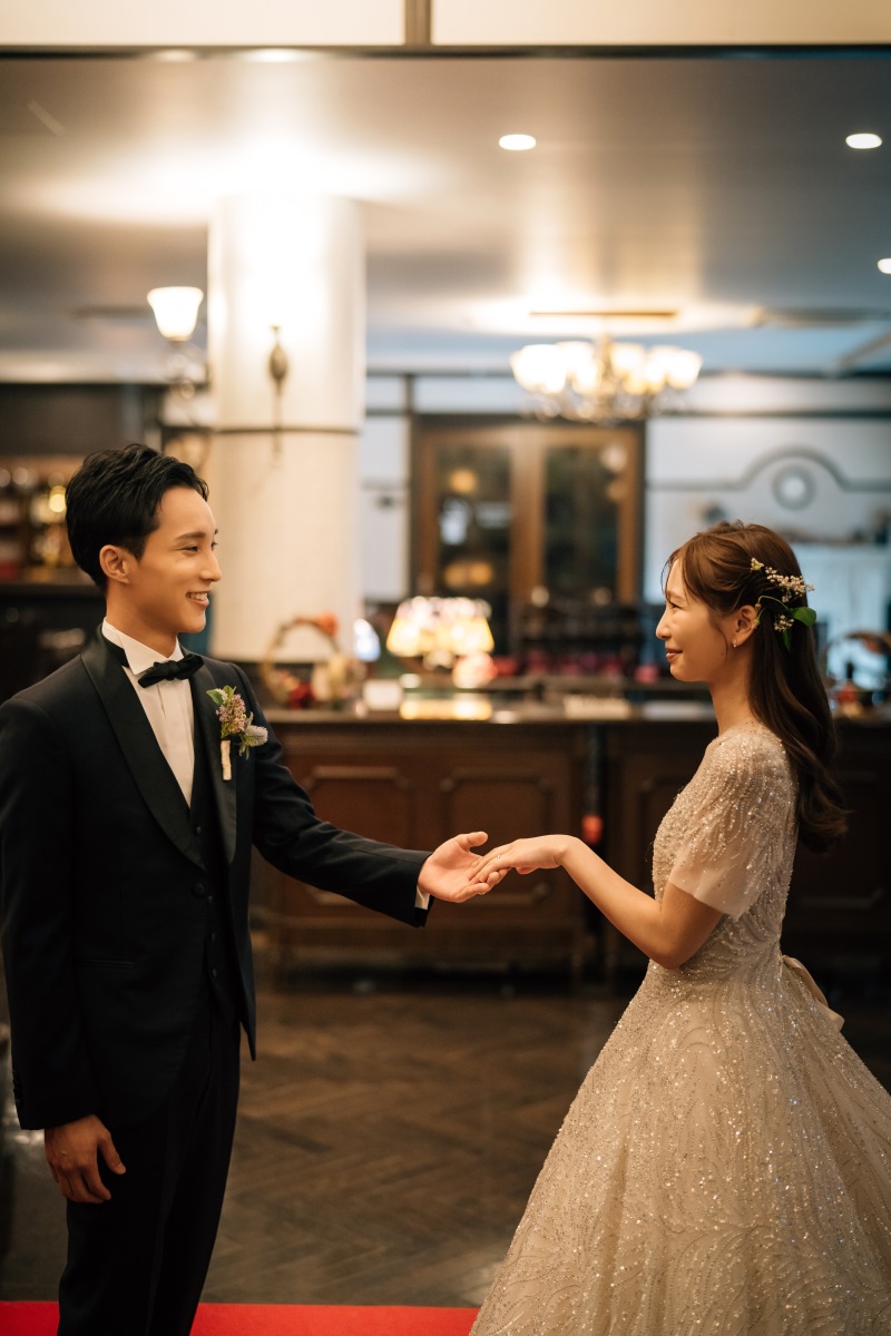 手を取り合う姿も