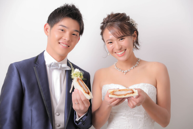 洋装ではカツサンドを