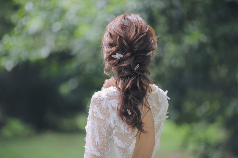 クリスタルの髪飾りをつけて