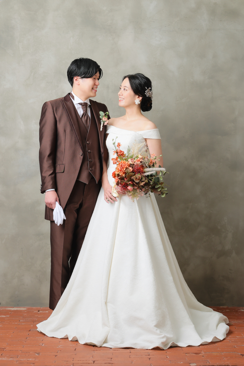 グレーの背景でフォーマルな写真を