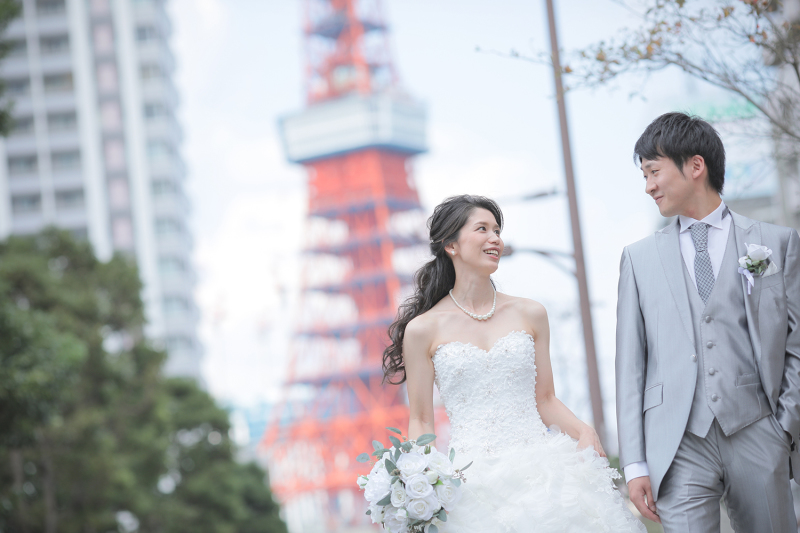 お嫁様のドレスとタワーの赤でめでたい紅白