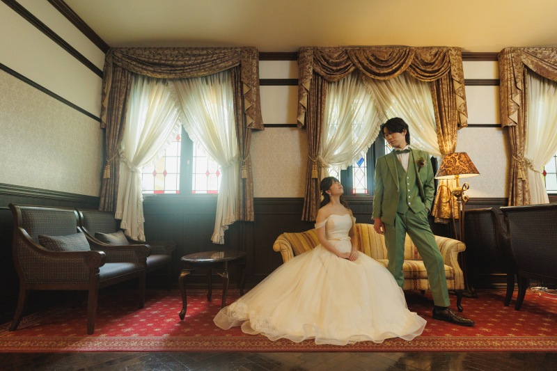 クラシカルな空間で、見つめ合う二人 