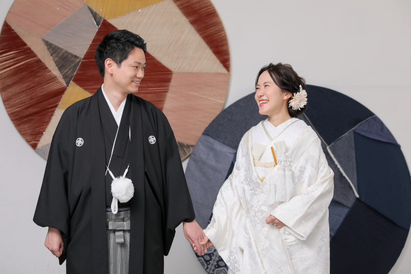 見つめ合って照れ笑い