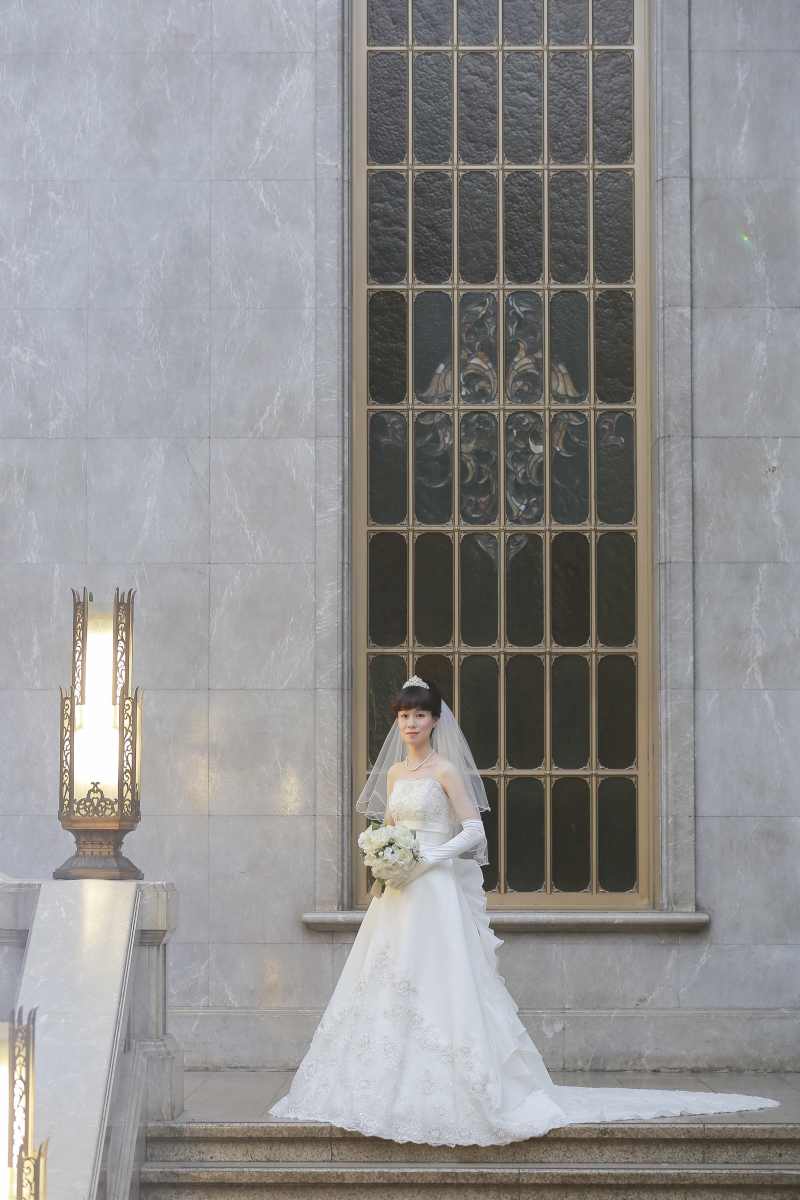 ステンドグラス前で