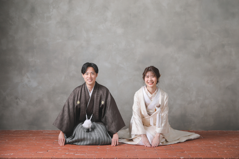 レンガの背景で正座ショット