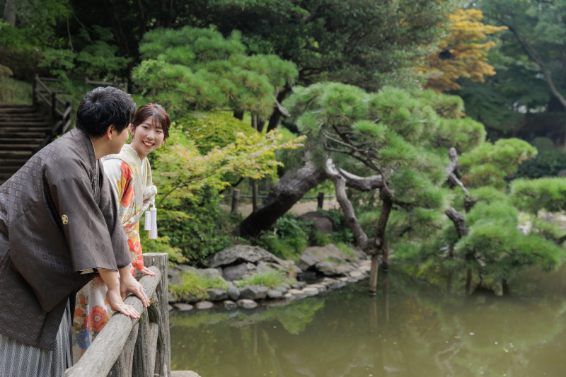 池を眺めながら