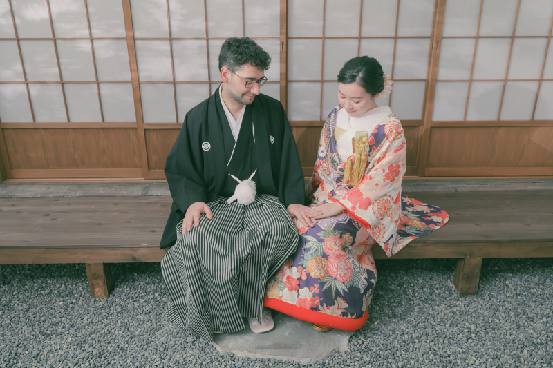 手を重ね合って