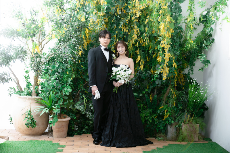 ミモザの前でかっちりカットも