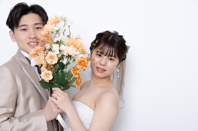 同じ花を手に、笑顔を重ねて