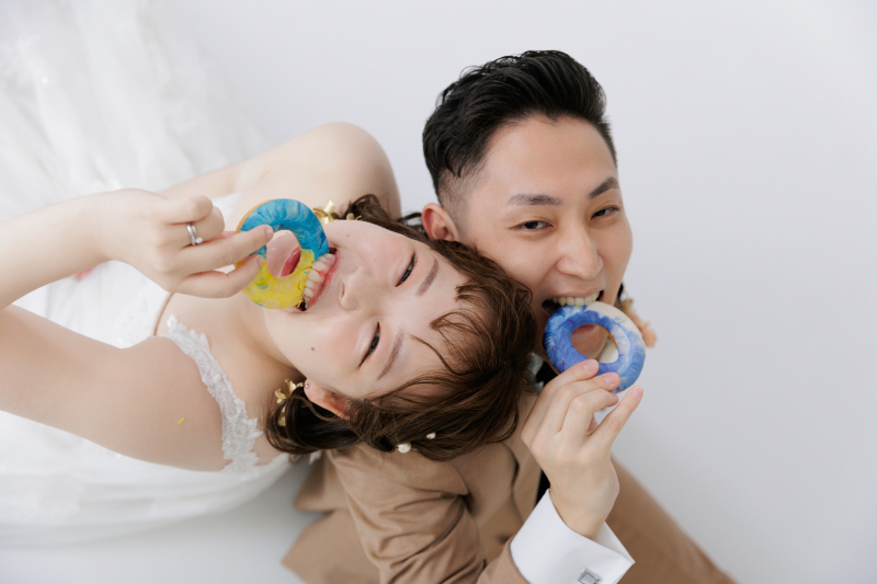 シンプルな背景×お二人らしさ