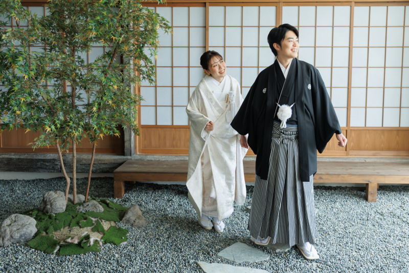 手を取り合って