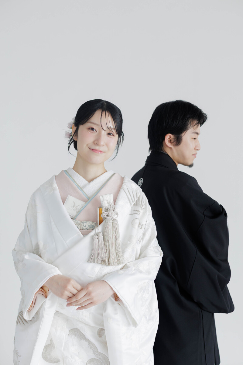 背中合わせで