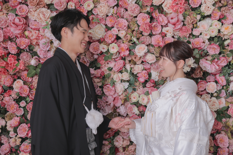 手を取り合って