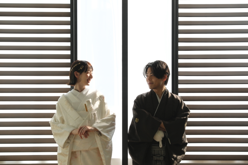 窓から差し込む光と