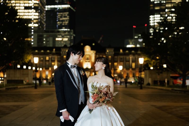 東京駅をバックに