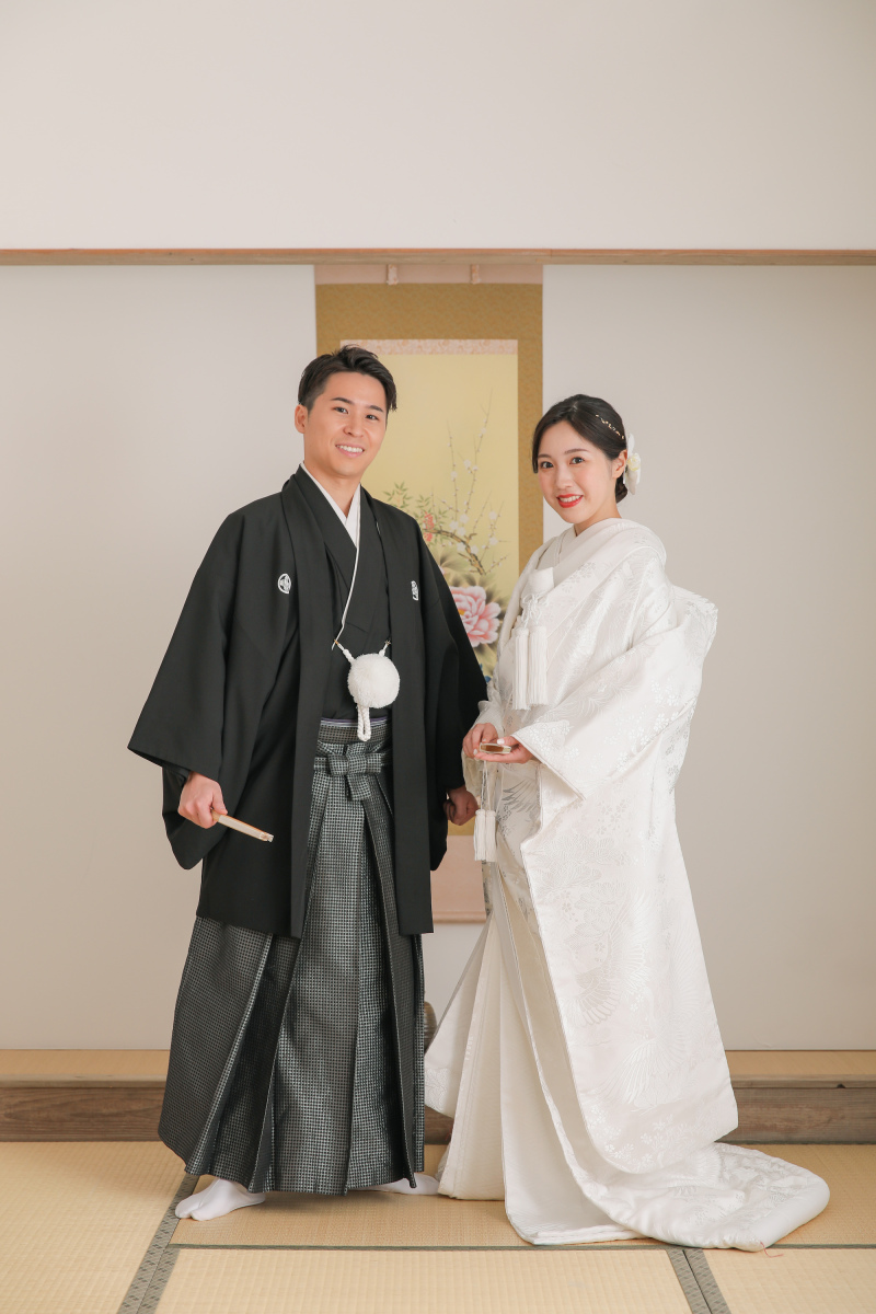 お茶室の中で立ち姿も