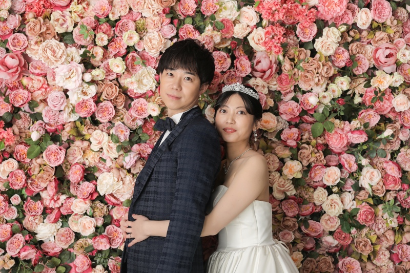 お互いに身を寄せ合うおふたりのショット