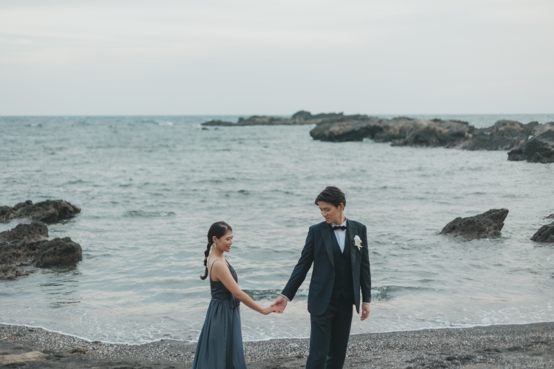 手を取り合って