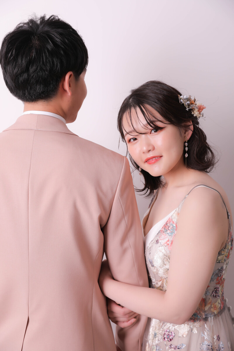 チラッと振り返って