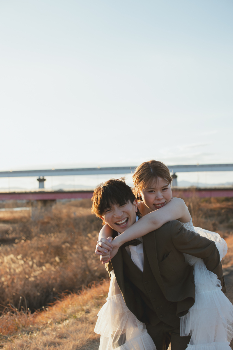 河川敷でおんぶ！！