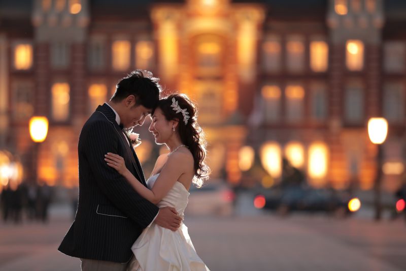 ライトアップされた東京駅をバックに