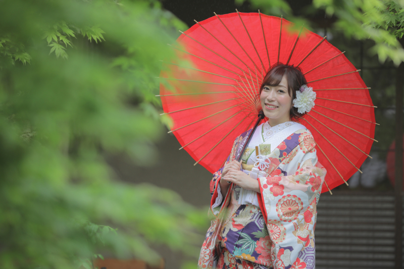 太陽の下、和傘をさして