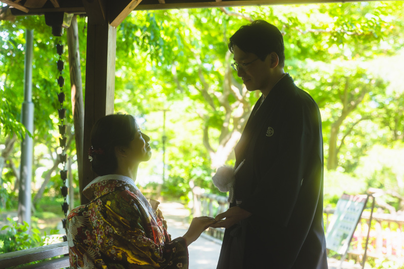 木漏れ日の中、見つめ合うおふたり