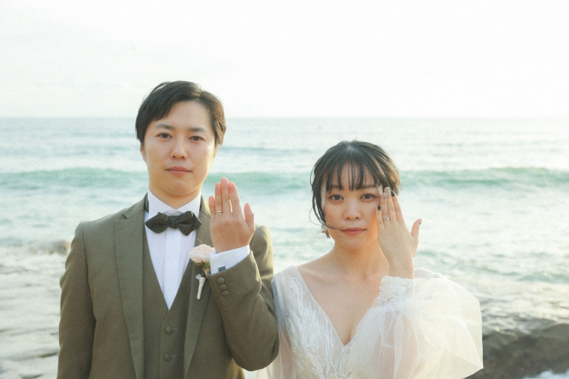 結婚しましたのポーズ。