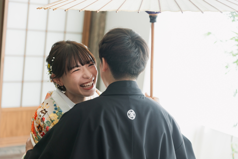 小物やスタジオアイテムで賑やかな写真を！