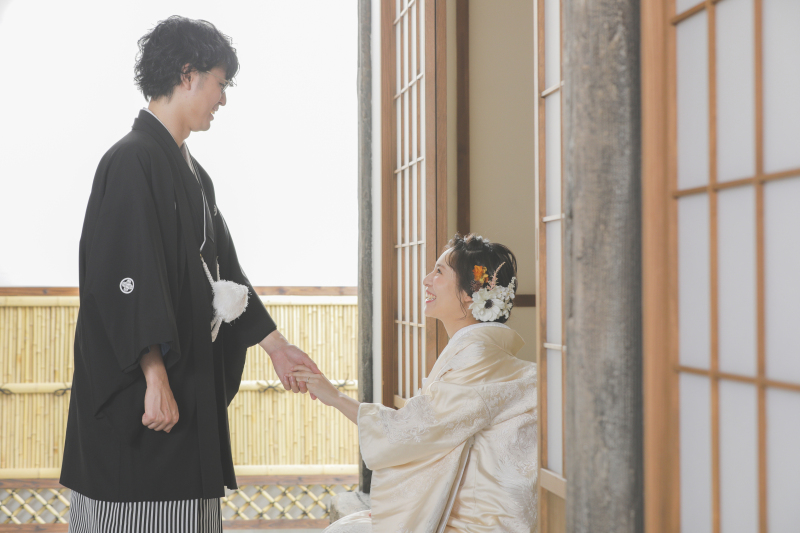 縁側で寄り添って