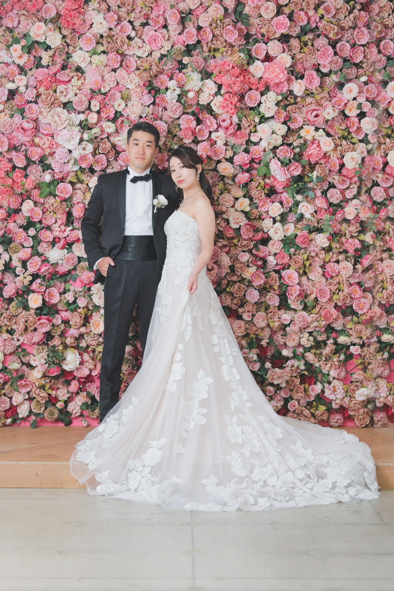 ウェディングドレスと、ブラックドレスと、