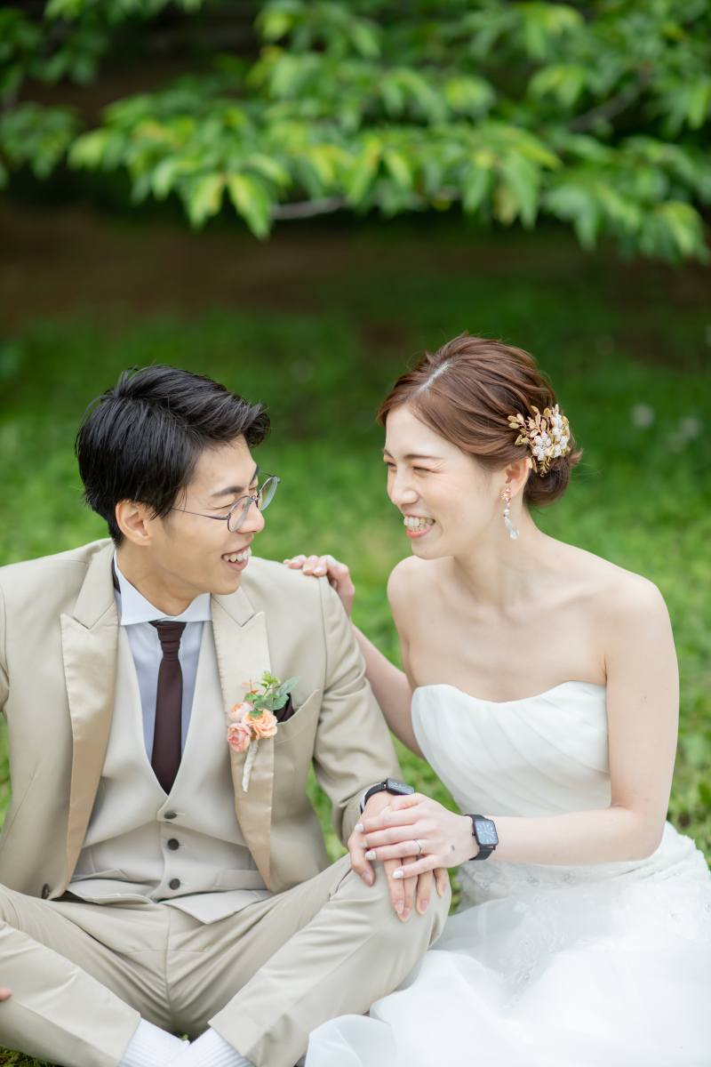 原っぱに座って