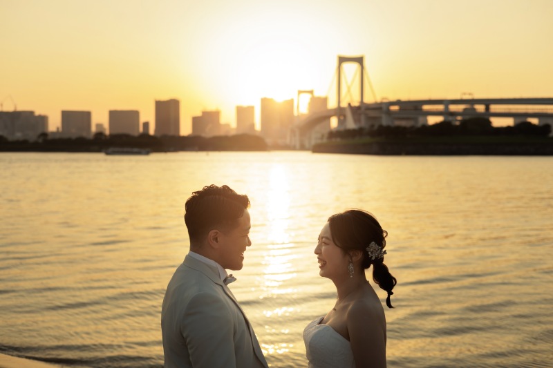 夕日と海のまえで、おふたりらしく