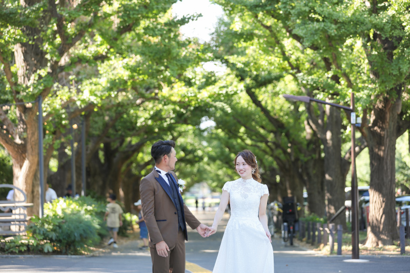 ご新郎さまにエスコートする形で