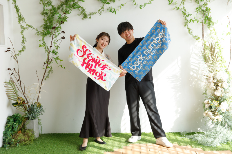 お好きなアーティストのタオルを持って!