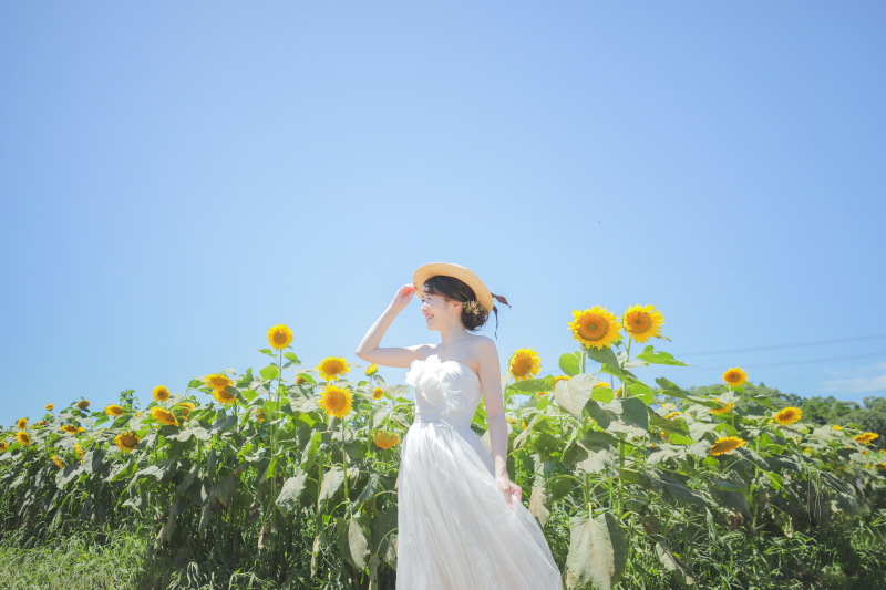 麦わら帽子を被って