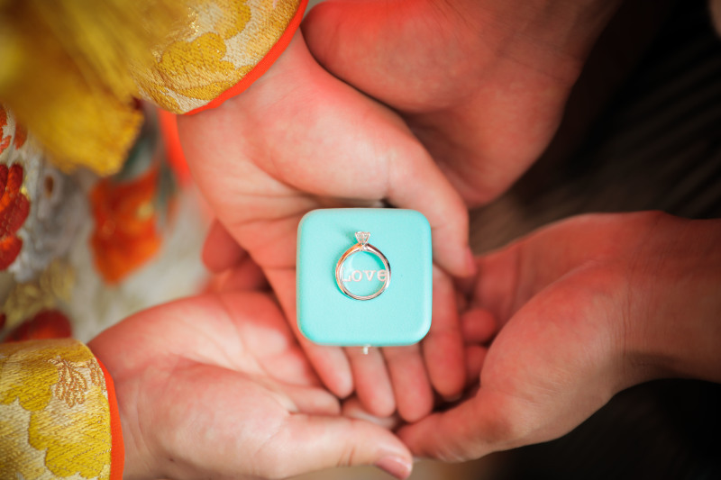 お二人のお気に入りの品物と一緒に