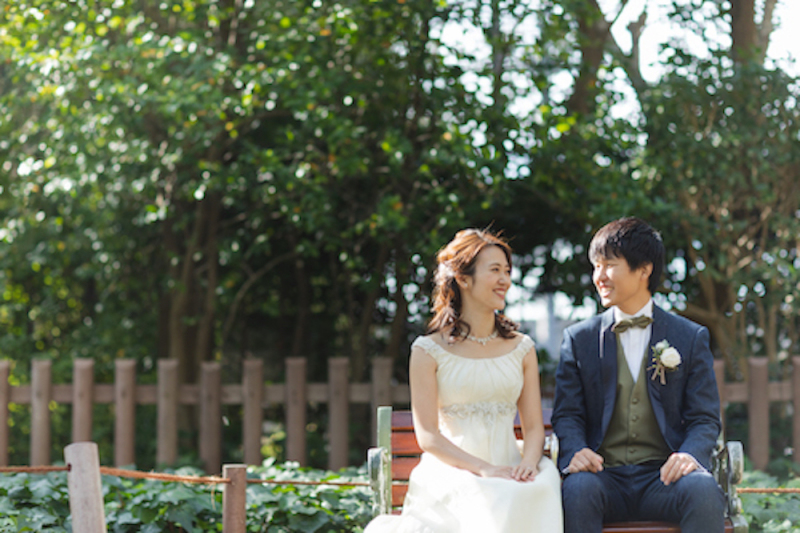 ベンチに腰掛けて