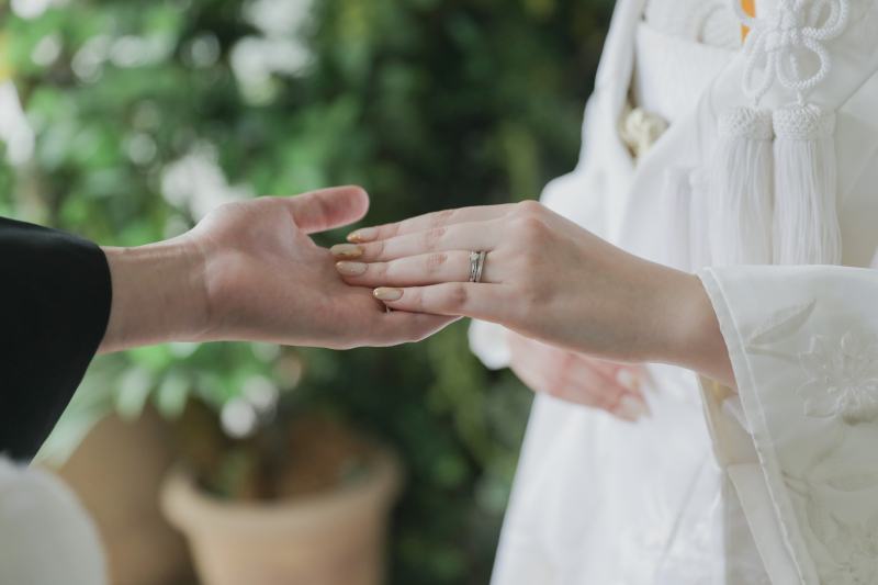 手を取り合って