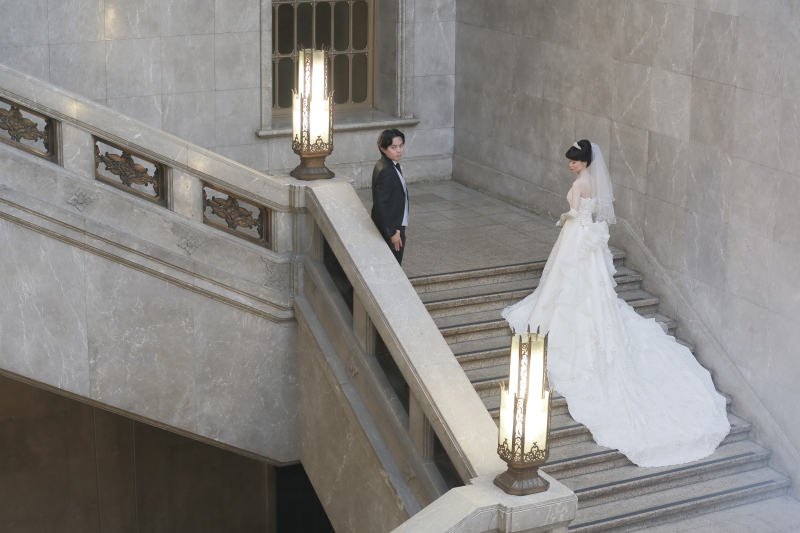 大理石の階段を昇って