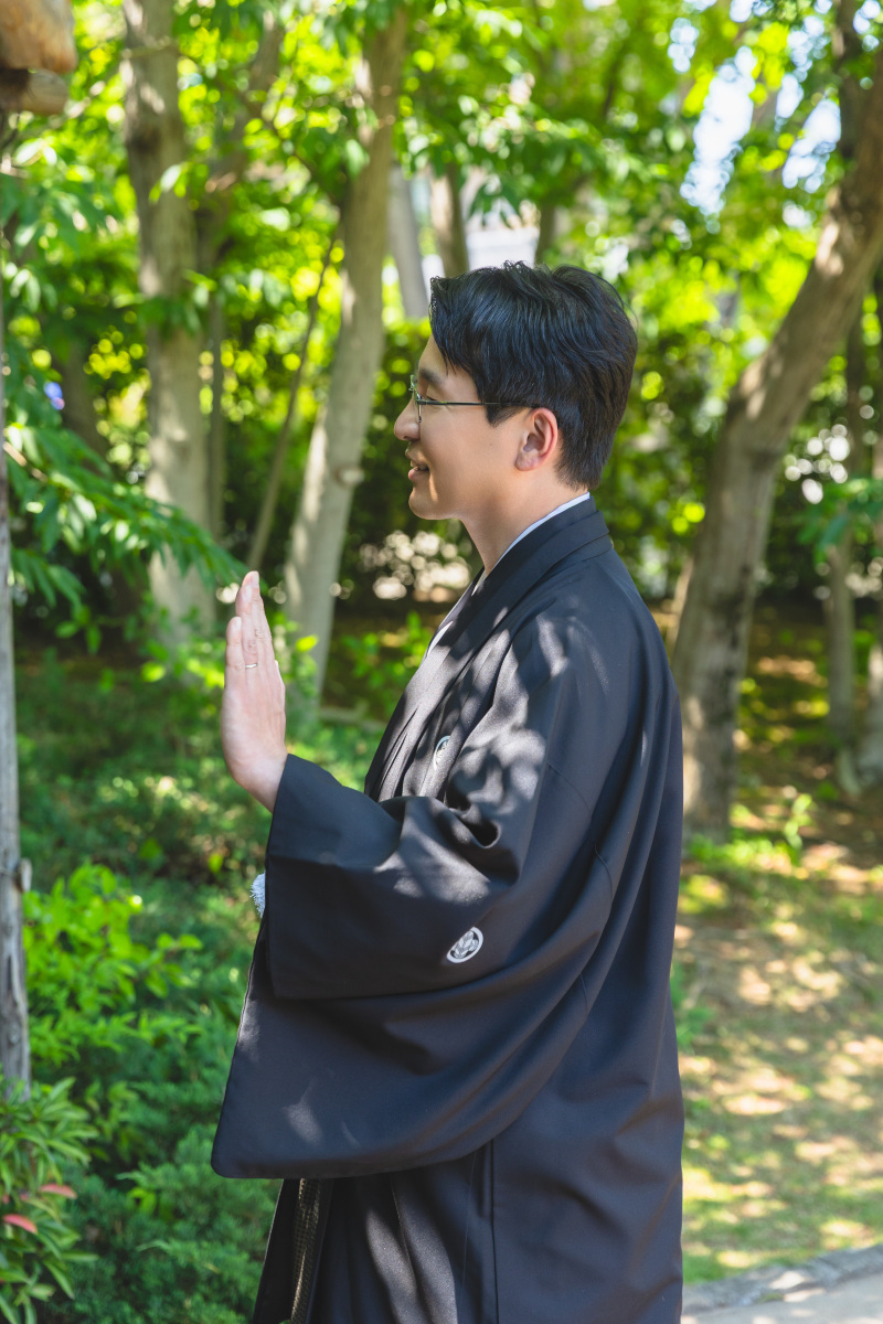 新郎様の凛々しい姿と、自然な仕草