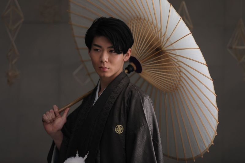 旦那様の雰囲気と袴のやわらかい色合いがぴったり